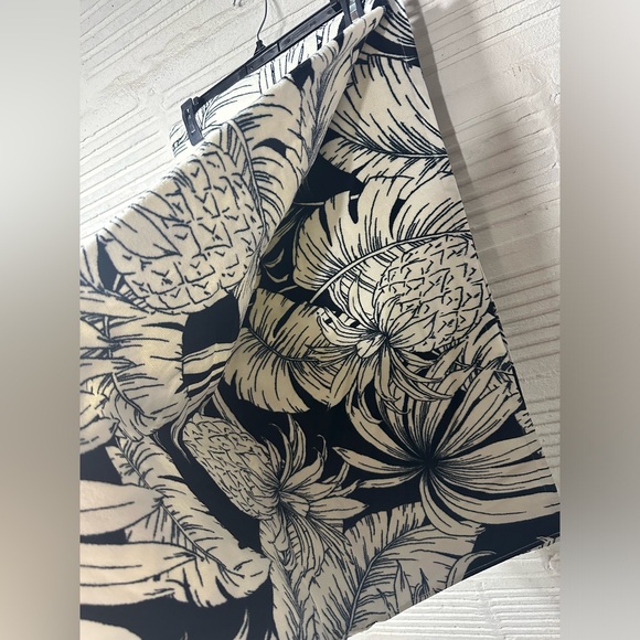 NWT Old Navy Floral Beach Towel 28” W x 60” L Beachy Black White - Picture 4 of 4